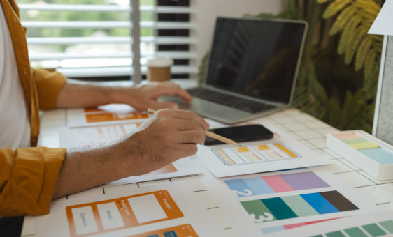 Un concepteur Web étale ses idées pour créer un projet de conception de produit numérique