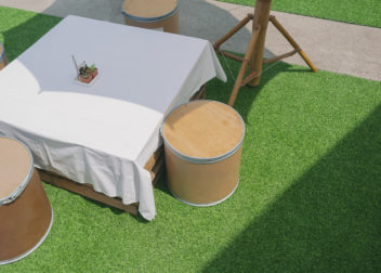 Un ensemble de table et chaise en matière recyclé sur de l'herbe