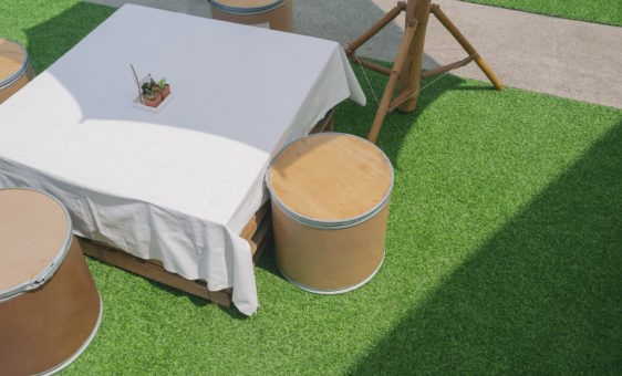 Un ensemble de table et chaise en matière recyclé sur de l'herbe